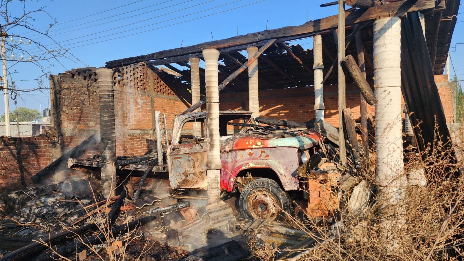 Incendio de pastizal daña tejaban y camioneta en Zinapécuaro