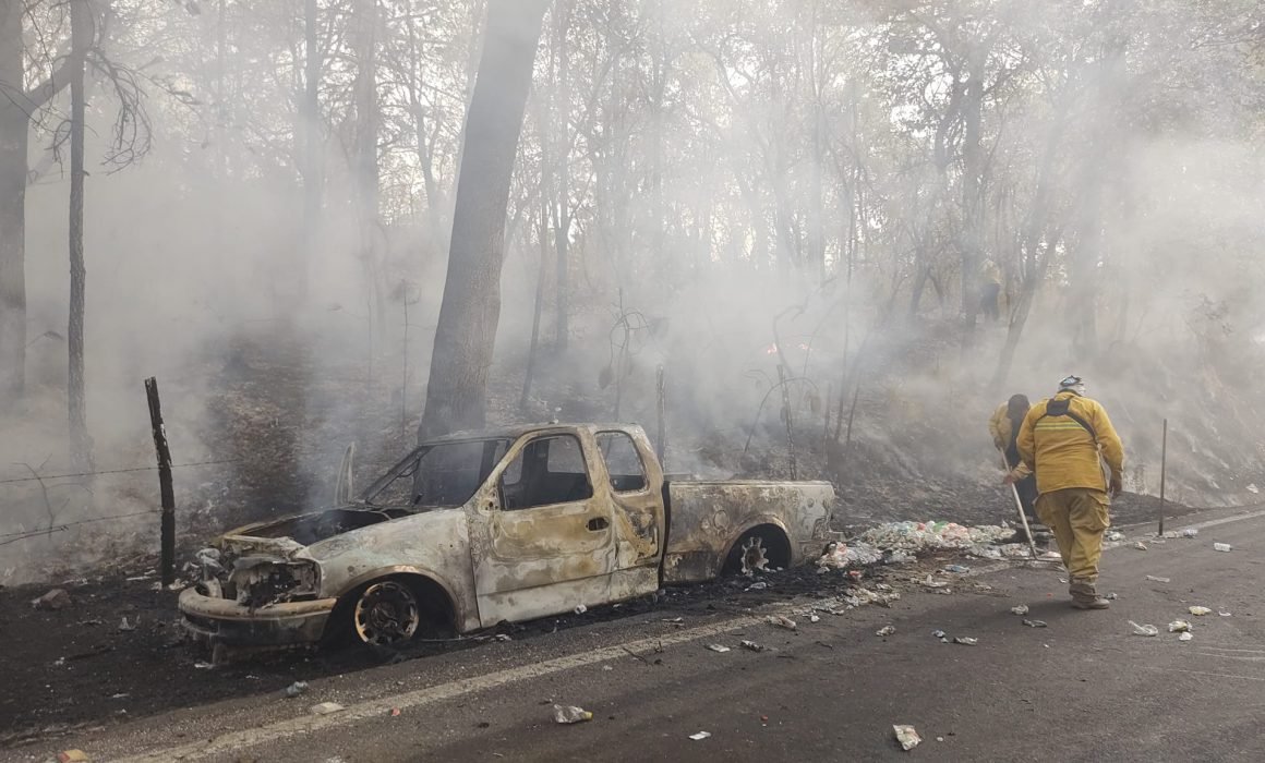 Incendio de camioneta se extiende a bosque de Zinapécuaro