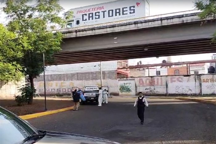 Muere motociclista al caer de un puente en el libramiento de Morelia